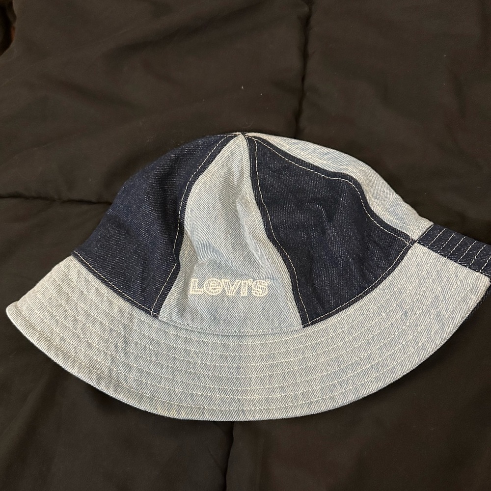 Levis 90’s bucket hat